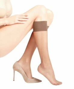 Falke Damen Kniestrümpfe Seidenglatt 15 DEN 21 Falke Damen Kniestrümpfe Seidenglatt 15 DEN -JEANS DIRECT Verkäufe 42313 41790 5309 frontview